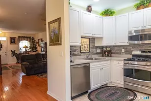 18 Last Leaf Cir, Windsor, CT 06095 - Photo 8