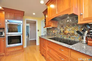 64 Mohegan Dr, West Hartford, CT 06117 - Photo 10