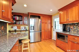 64 Mohegan Dr, West Hartford, CT 06117 - Photo 16