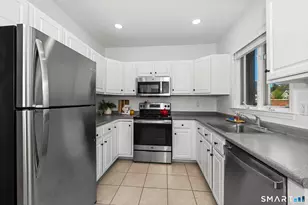 17 Dolsen Pl, Stamford, CT 06901 - Photo 8