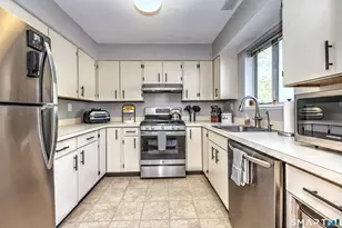 70 Country Pl, Shelton, CT 06484 - Photo 10