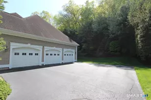 19 Devonshire Ct, Avon, CT 06001 - Photo 2