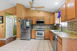 37 Kingswood Dr, New Haven, CT 06513 - Photo 12