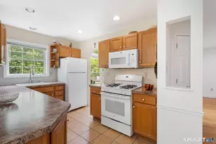 25 Hamden Hills Dr, Hamden, CT 06518 - Photo 14