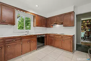 45 Carriage Dr S, Stamford, CT 06902 - Photo 14
