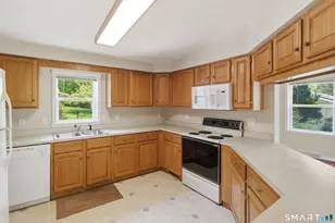 21 Hillcrest Dr, Montville, CT 06382 - Photo 10
