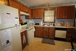 35 Chapman St, East Hartford, CT 06108 - Photo 2
