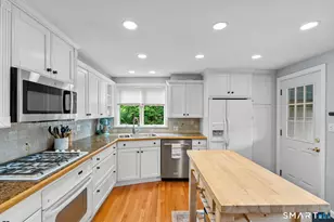 16 Clifton Ave, West Hartford, CT 06107 - Photo 12