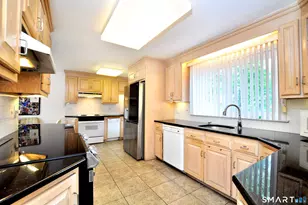 16 Miamis Rd, West Hartford, CT 06117 - Photo 12