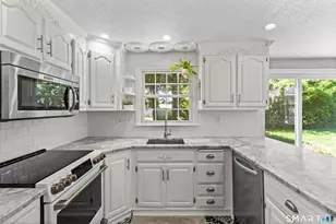 139 Craigemore Cir, Avon, CT 06001 - Photo 16