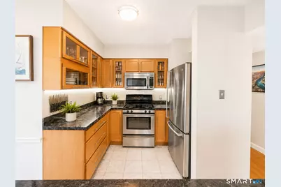 31 High Street #8202, East Hartford, CT 06118 - Photo 6
