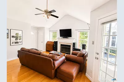 31 High Street #8202, East Hartford, CT 06118 - Photo 4
