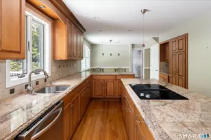 43 Green Knolls Ln, Fairfield, CT 06824 - Photo 6