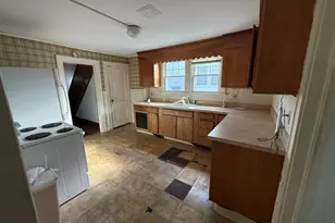 66 Overland Ave, Bridgeport, CT 06606 - Photo 8