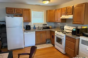 33 Beal St, Stamford, CT 06902 - Photo 6