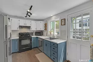 136 Spencer Dr, Middletown, CT 06457 - Photo 2
