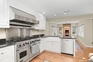 1005 Old Post Rd, Fairfield, CT 06824 - Photo 8