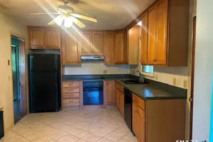 5 Maple Ct, Waterford, CT 06385 - Photo 2