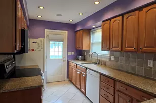 13 Berkshire Cir, Ansonia, CT 06401 - Photo 10
