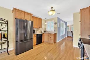 31 Ross Way, Windsor Locks, CT 06096 - Photo 2