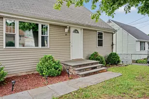 35 Oakleaf St, Bridgeport, CT 06606 - Photo 2