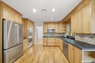 156 W Haviland Ln, Stamford, CT 06903 - Photo 8