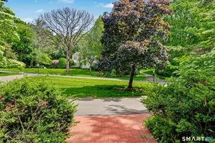 11 Tanglewood Dr, Danbury, CT 06811 - Photo 2
