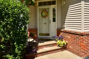 19 Marble Faun Ln, Windsor, CT 06095 - Photo 2