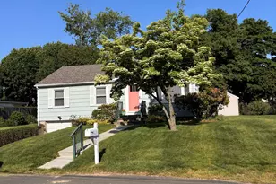 5 Herster Dr, East Lyme, CT 06357 - Photo 2