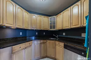 325 Myrtle Ave, Bridgeport, CT 06604 - Photo 14