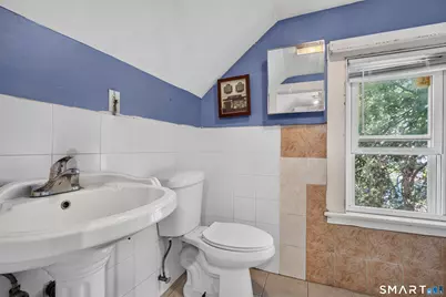 810 Briarwood Avenue, Bridgeport, CT 06604 - Photo 24