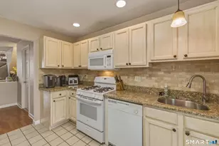 11 Mannions Ln, Danbury, CT 06810 - Photo 4