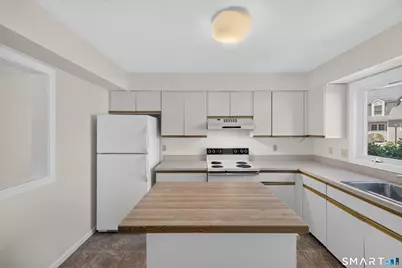 36 W Village Ct #36, Branford, CT 06405 - Photo 6
