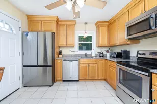18 Crestwood Ave, Waterbury, CT 06704 - Photo 4