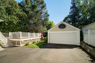 23 Thompson St, Hamden, CT 06518 - Photo 32