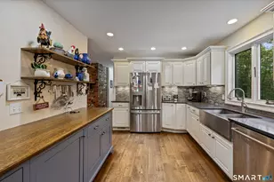 130 Fairhaven dr, Middlebury, CT 06762 - Photo 2