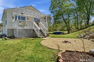 21 Chase St, Stonington, CT 06379 - Photo 2