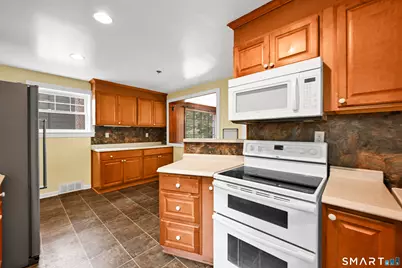 39 Woodbine Circle, Bridgeport, CT 06606 - Photo 8