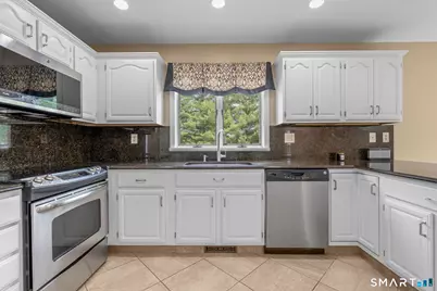 32 Justine Drive, North Haven, CT 06473 - Photo 6