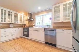 137 Mohawk Dr, West Hartford, CT 06117 - Photo 16