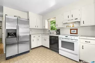8 Oakledge Cir, Norwalk, CT 06854 - Photo 8