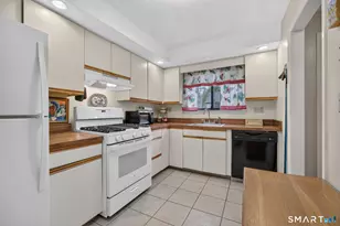 30 Brockton Ct, Beacon Falls, CT 06403 - Photo 2