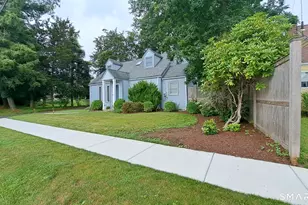 914 S Pine Creek Rd, Fairfield, CT 06824 - Photo 2