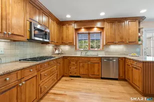 107 Buckboard Ln, Fairfield, CT 06824 - Photo 12