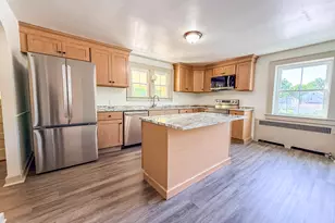 14 Pease Ave, Middletown, CT 06457 - Photo 2