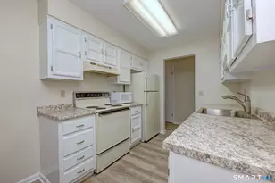 359 Foxwood Ln, Milford, CT 06461 - Photo 8