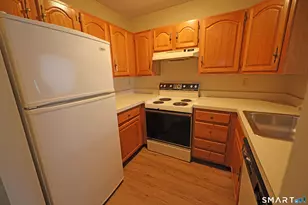 47 Highland St, West Hartford, CT 06119 - Photo 2
