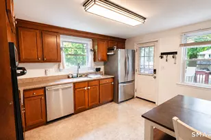 6 Sinclair St, Windsor, CT 06095 - Photo 8