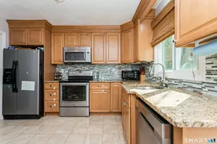32 Sherwood Pl, Fairfield, CT 06890 - Photo 8