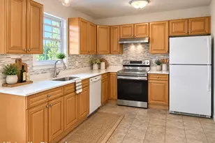 39 Grand St, Danbury, CT 06810 - Photo 2